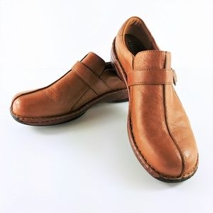 BORN Saddle Tan Leather Buckle Trim Slip On 10/42